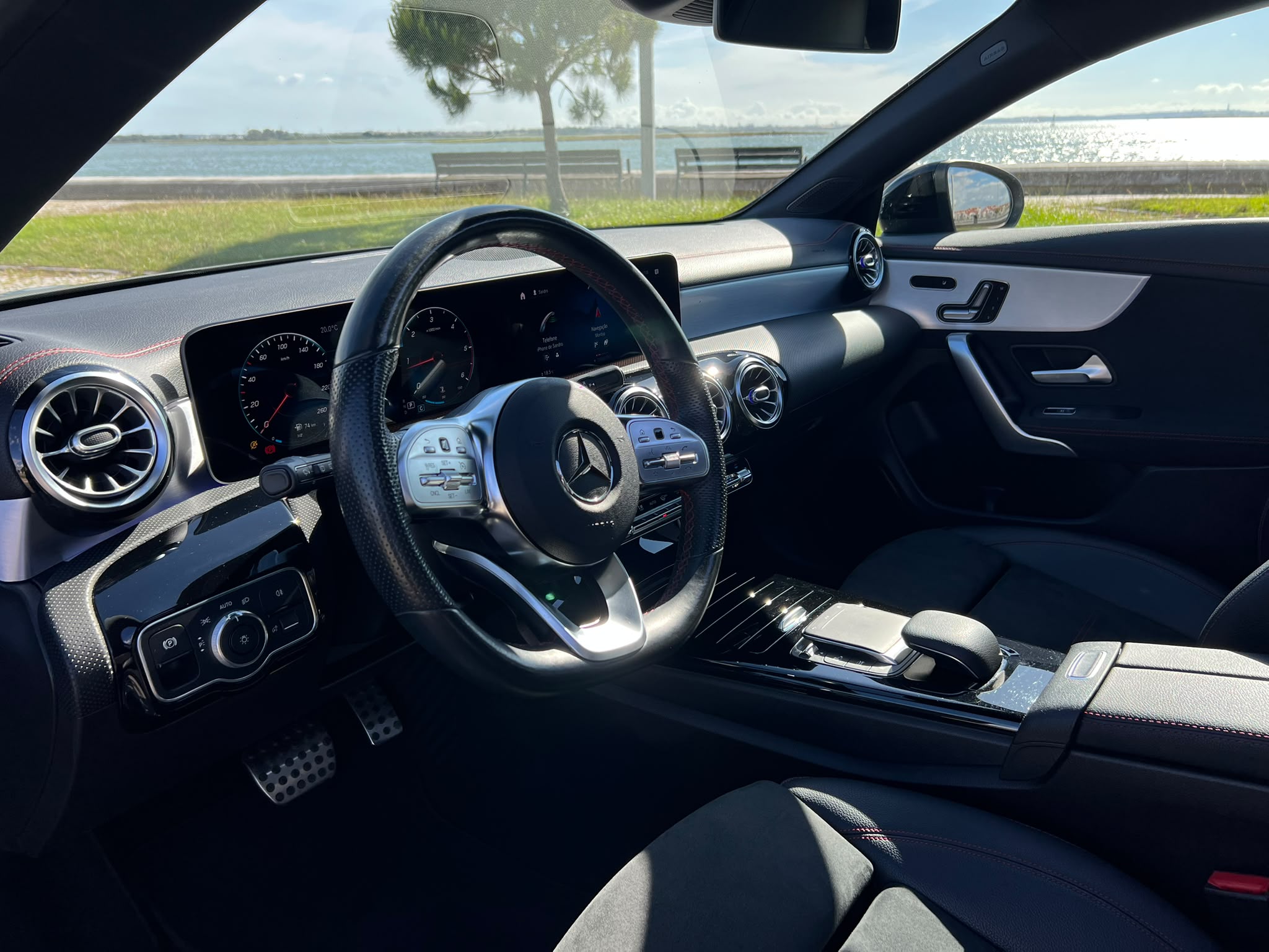 Interior e cockpit digital Mercedes-Benz CLA