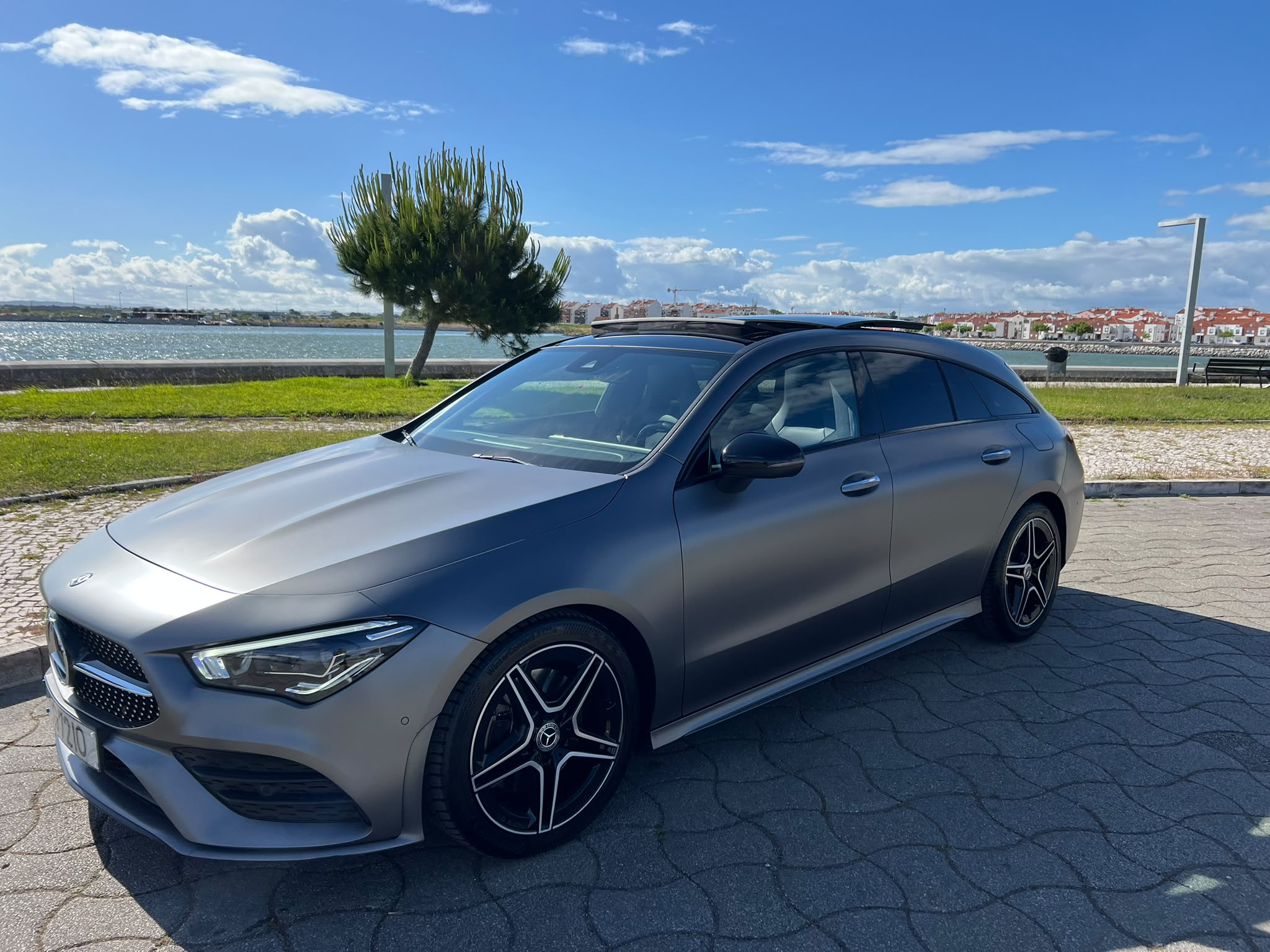 Mercedes-Benz CLA com teto panorâmico aberto
